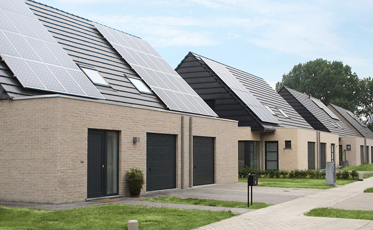 Rij woningen met donkere kozijnen, voordeuren en garagedeuren